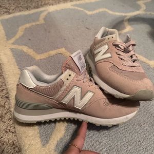 Women’s new balance sneakers